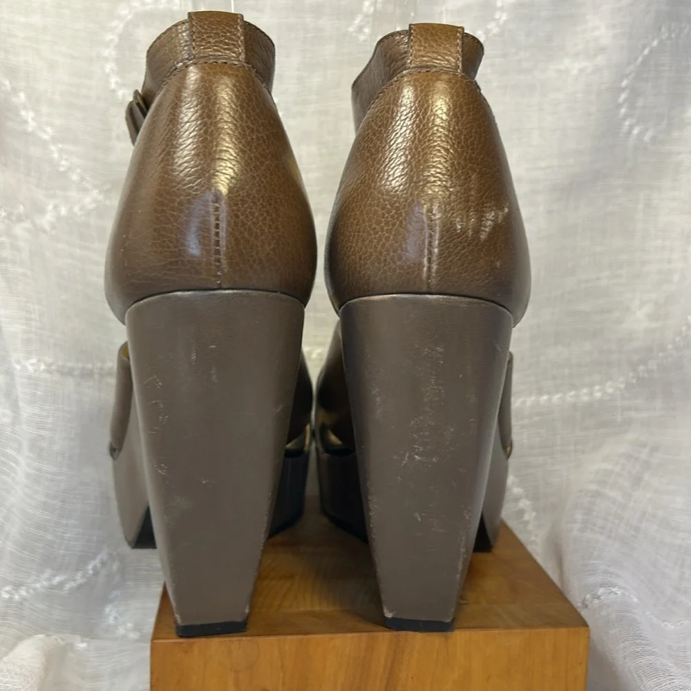 Balenciaga Elegant Brown Wedge Sandals w/box - Picture 6 of 15